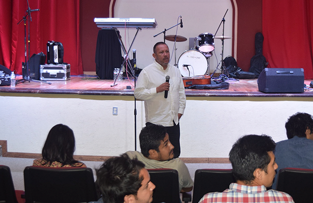 FERNANDO Benítez en el foro San Juan del Portal del Diezmo donde entabló interesante charla con los asistentes.