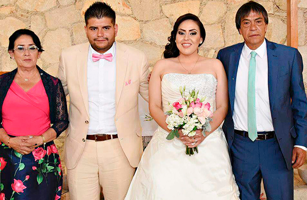 MIRIAM y Jonathan en compañía de los papás de ella, señores Bertha Carrillo y Pedro Esquivel.