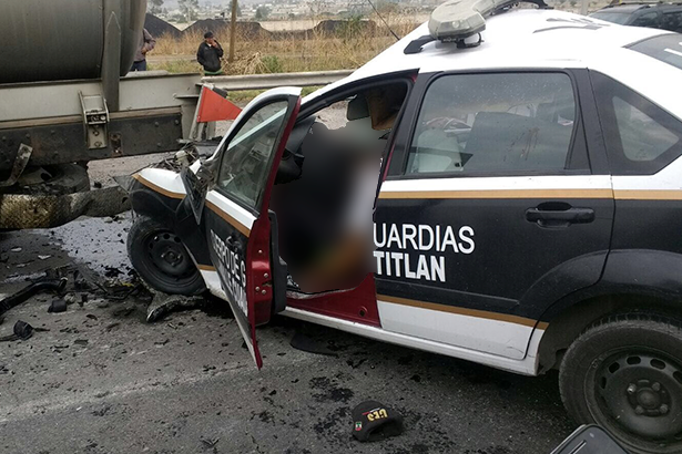 UN POLICÍA perdió la vida en fuerte choque por alcance ocurrido ayer a la altura del kilómetro 47 de la autopista México – Querétaro.