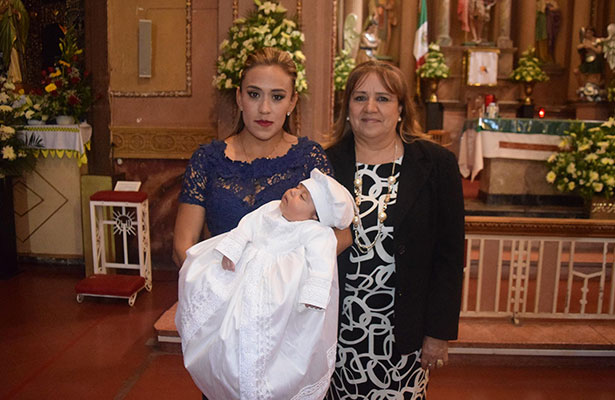 ROSARIO Arteaga, con su pequeño hijo en brazos, acompañados de Gaby Carrillo, madrina de bautizo.