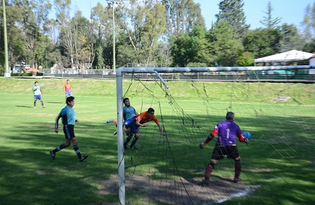Así se tendió Emiliano Aguilar para poner el marcador 4 -3 el y revivir las esperanzas del Atlético San Gil.