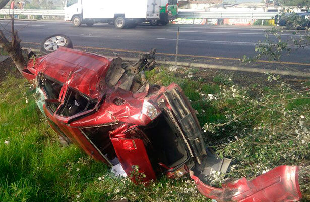 INCREÍBLEMENTE no pasó de la pérdida del automóvil, accidente ocurrido ayer en el kilómetro 124 de la autopista, tomando conocimiento la Policía Federal del Estado de México.
