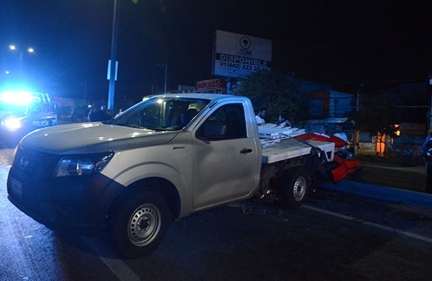 SE INFORMÓ que no hubo personas lesionadas pero sí considerables daños, principalmente al carro de alquiler.