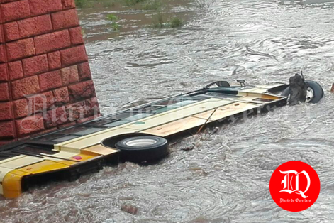 Río San Juan arrastra camión de pasajeros