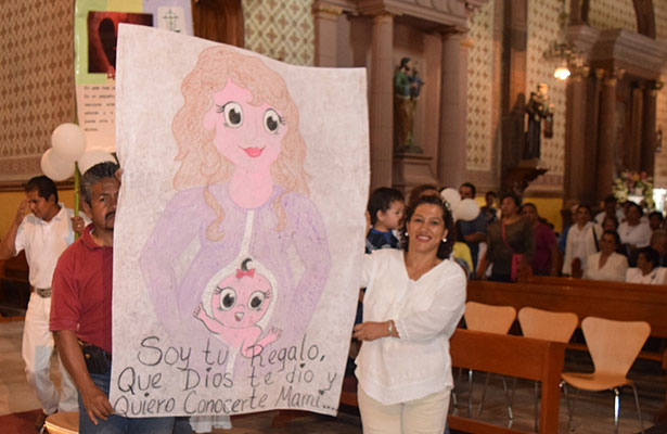 ES TRADICIÓN entre los fieles sanjuanenses, promover el respeto a la vida durante la procesión portando pancartas con mensajes alusivos.