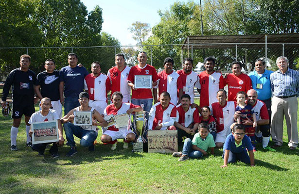EL CLUB FLUMINENSE estuvo de manteles largos
al festejar su 60 aniversario.
