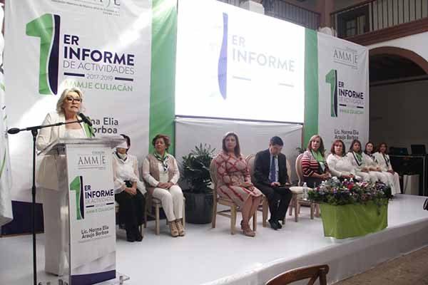 “La mujer marca tendencia en empresa; en política hay trabas”