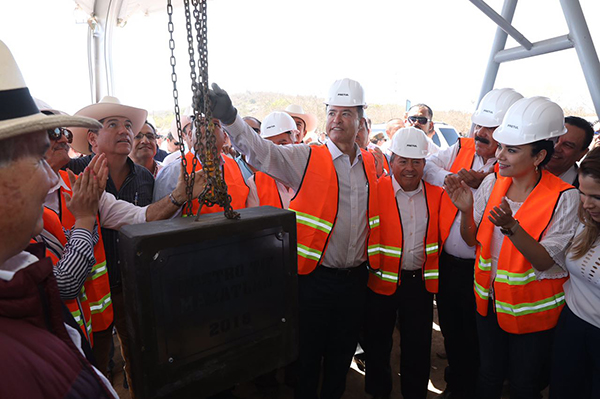 Quirino pone primera piedra de Rastro TIF Municipal en Mazatlán