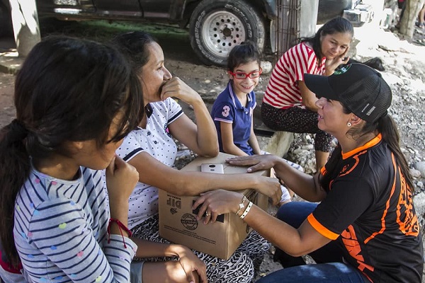 Paola Moncayo conhace entrega de despensas a una de las familias afectadas. Foto Cortesía.