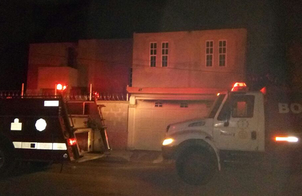 Veladora provoca incendio en cochera de una residencia