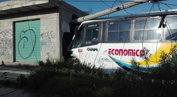 Arrolla autobús a camioneta en Tlaxcala, 2 muertos y 10 heridos