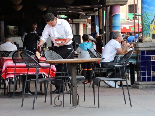 Restaurantes sufren falta de personal