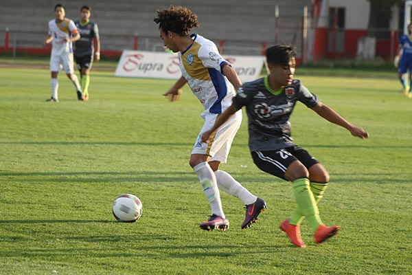 Aspecto del duelo Coyotes-Yalmakán ayer en la tarde en el estadio Tlahuicole