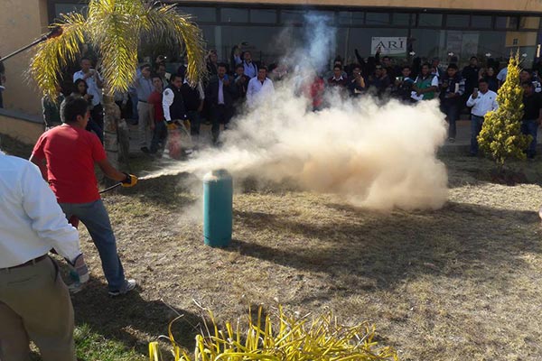 Momento en que coordinadores municipales de Tlaxcala, sofocan un incendio en el hogar. / Tomás BAÑOS