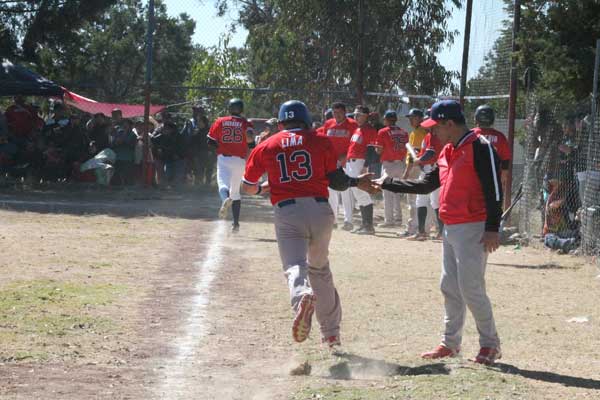 En la octava entrada, Alexis Mendieta conectó un jonrón con dos hombres en bases, para que su equipo San Pablo completara las diez carreras con las que ganó a Bulldogs. / Antonio GUARNEROS