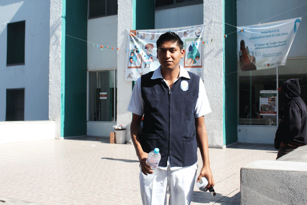 José Hugo López, estudiante de la Escuela de Enfermería “Isabel de Hungría” afirmó que sí es necesario que haya algún enfermero hombre en el servicio para que pueda ayudar a sus compañeras. / Nora Rachel RAMÍREZ