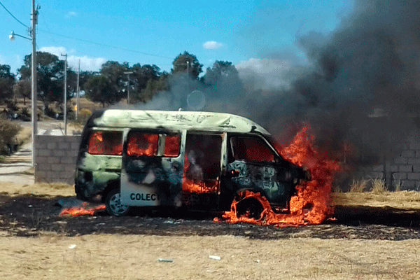 Los agraviados quemaron "la combi" del Servicio Colectivo de Transporte de color blanco, donde estaban los borregos. / Héctor LORENZO