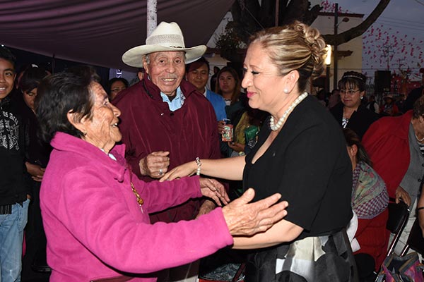 Pobladores de Texoloc felicitaron a por asumir el cargo de alcaldesa. / Everardo NAVA