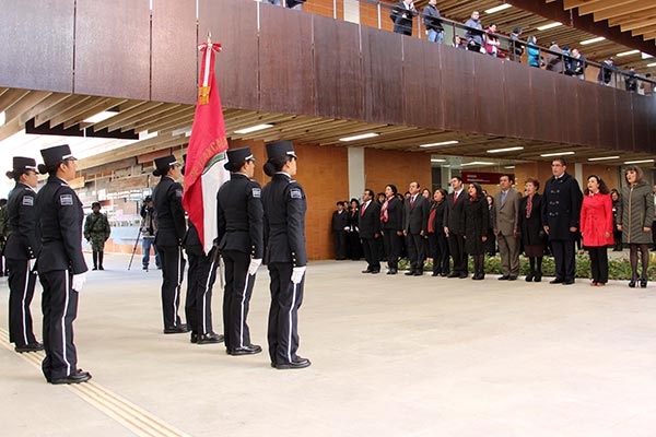 La magistrada presidenta del TSJE, Elsa Cordero Martínez, encabezó los honores a la bandera en Ciudad Judicial. / EL SOL DE TLAXCALA