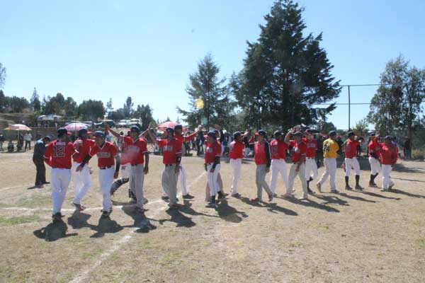 Una vez que terminó el partido con un triple play, los jugadores de San Pablo festejaron el triunfo del primer encuentro de playoffs. / Antonio GUARNEROS