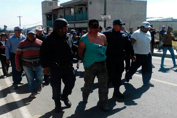 La población paseó a los presuntos asaltantes sobre la carretera ramal Panotla-Hueyotlipan. / Héctor LORENZO