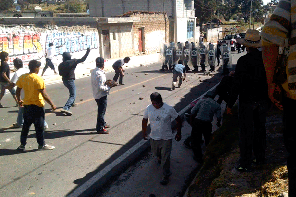 A las 13:45 horas inició el enfrentamiento con más pobladores que policías, quienes emprendían la retirada con los ladrones de ganado bovino. / César RODRÍGUEZ