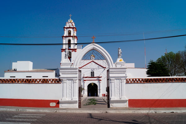 Fachada principal de la parroquia de la Virgen de Loreto en Españita