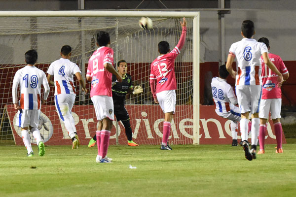 Ricardo Zendejas tuvo el gol para Sportin Canamy a cinco del final, pero erró arriba del travesaño. / Everardo NAVA