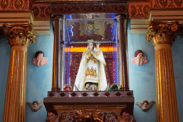 En el altar mayor de la parroquia se aprecia a la Virgen de Loreto y el Niño Jesús en sus brazos