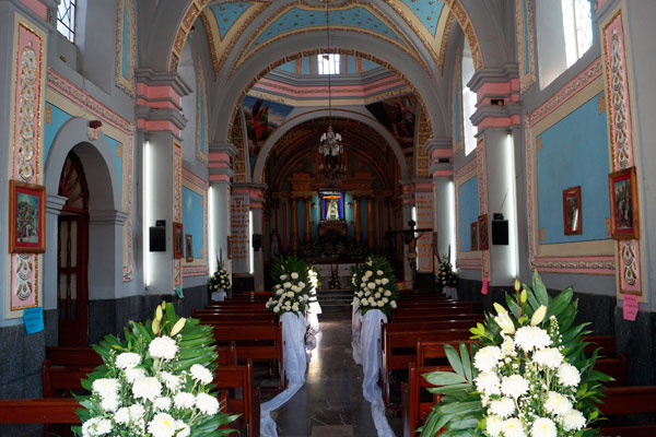 El interior de la parroquia de la Virgen de Loreto tiene escasas proporciones y techo de bóveda, así como el altar mayor es de mármol blanco con columnas de jaspe amarillo y la decoración es reciente