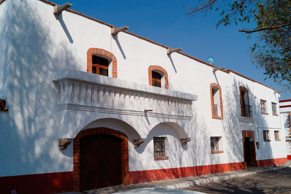 La casa parroquial se ubica a un costado del templo y el frente da al jardín central de Españita