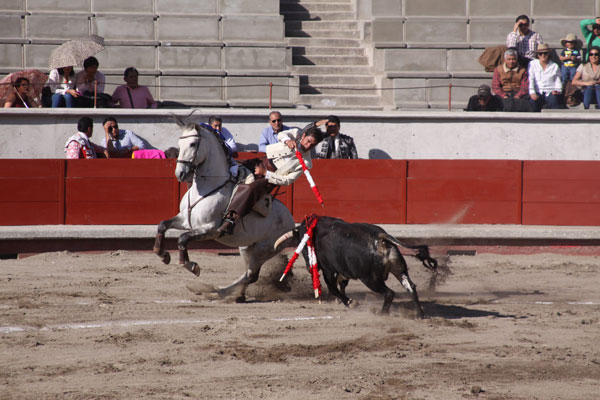 Luis Pimentel, rejoneador tlaxcalteca, hizo buena faena, pero falló al tirarse a matar. / Tomás BAÑOS