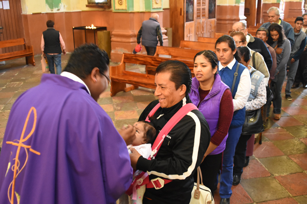The season of Lent is the opportunity of meditation and reconciliation - The Sun of Tlaxcala (press Release) 1 Como cada año, cientos de feligreses se dieron cita en los distintos templos de la entidad para escuchar la homilía y que les fuera impuesta la ceniza. / Jesús LIMA