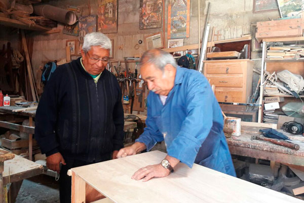Desde hace 30 años don Chester trabaja con su hermano Fermín Pérez Hernández, de 73 años, como artesanos creativos en la elaboración de muebles de madera