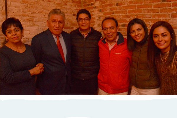 Los anfitriones acompañados de sus invitados especiales