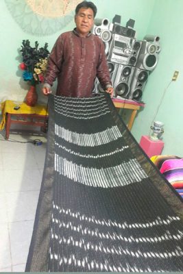 Una de las piezas que más atesora es un rebozo tejido con hilos de oro y la técnica del jaspe. / Fabiola VÁZQUEZ
