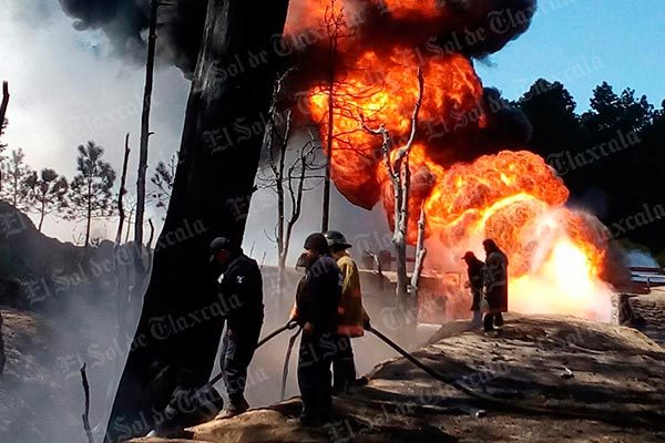 Incendio en ductos de Pemex moviliza a cuerpos de rescate y seguridad