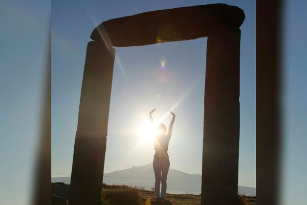 Las personas, ataviadas en color blanco y color rojo, presenciaron cómo el sol daba diferentes tonalidades al horizonte. / Tomás BAÑOS