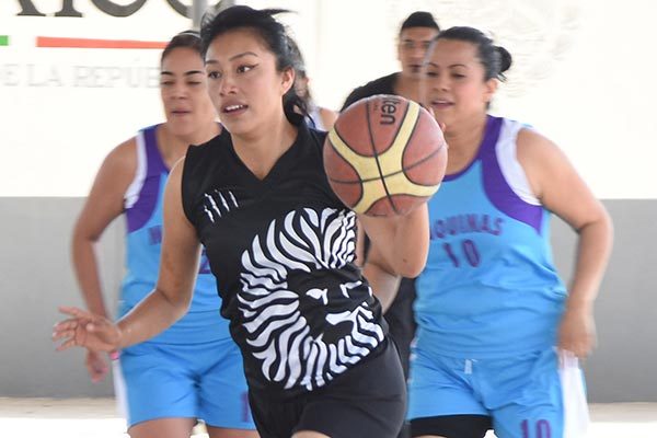 Acción del juego Máquinas vs Cadilac´s en Quiahuixtlán. / Everardo NAVA