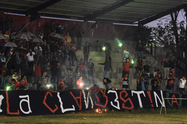 Las bengalas de “La Clandestina”, espectáculo peligroso y prohibido por la Femexfut. / Everardo NAVA