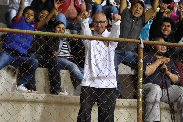 El “Abuelo” Coyote, siempre alentando a la jauría tlaxcalteca, ejemplo de vitalidad y futbol limpio. / Everardo NAVA