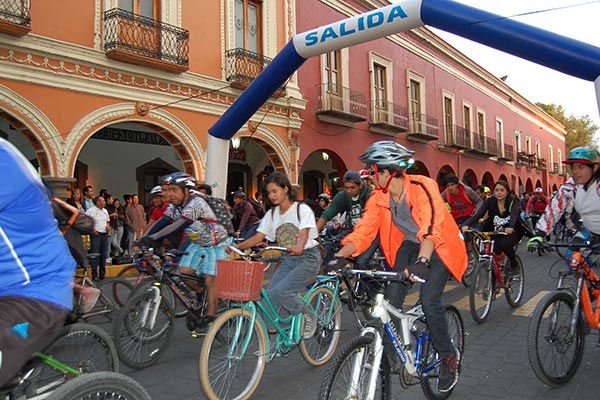 Bicicletas de diversos tamaños, rodadas y colores se dieron cita para participar en el circuito nocturno, donde mostraron su entusiasmo para difundir este deporte. / Fabiola VÁZQUEZ