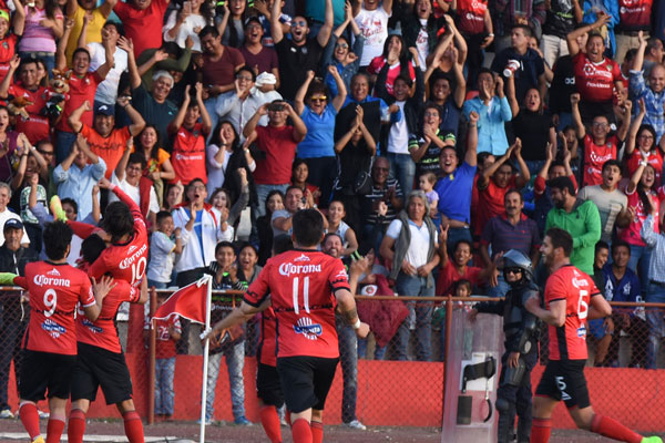 Ángel Batista convertía el segundo gol de la tarde, que celebró con una eufórica afición. / Everardo NAVA