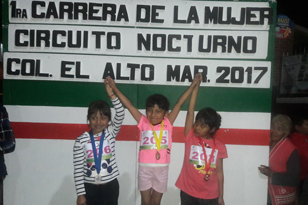 Diversas niñas participaron en el circuito nocturno de la Carrera de la Mujer. / Fabiola VÁZQUEZ