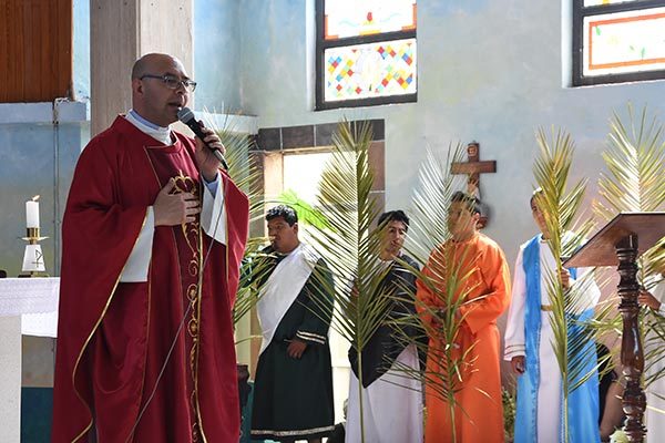 El administrador diocesano de la entidad Jorge Iván Gómez Gómez durante el inicio de la Semana Mayor. / Jesús LIMA