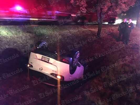 A escasos 150 metros de la carambola se registró la volcadura de un automóvil particular. / César RODRÍGUEZ