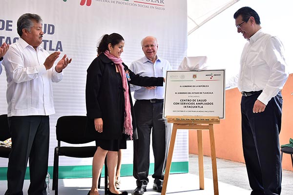 El secretario de Salud federal, José Narro, y el gobernador Marco Antonio Mena pusieron en marcha el Centro de Salud con servicios ampliados en Ixtacuixtla, donde además arrancó el Modelo de Partería Profesional, cuya finalidad es atender a las mujeres en el periodo de embarazo, parto y posparto. / Héctor LORENZO