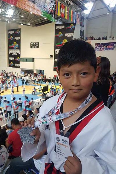 Juan Pablo, quien forma parte del selectivo de la escuela Élite Tae kwon do, abrió el torneo con un triunfo sobre un representante de Oaxaca, al que superó por marcador de 25 a 24 puntos