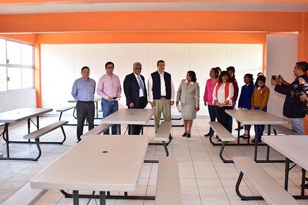 La construcción incluye 12 aulas con mobiliario, dos módulos sanitarios, un desayunador equipado, dos áreas administrativas con mobiliario, dos bodegas, un pórtico y la obra exterior con plaza cívica, cancha deportiva, alumbrado y barda perimetral. / Héctor LORENZO