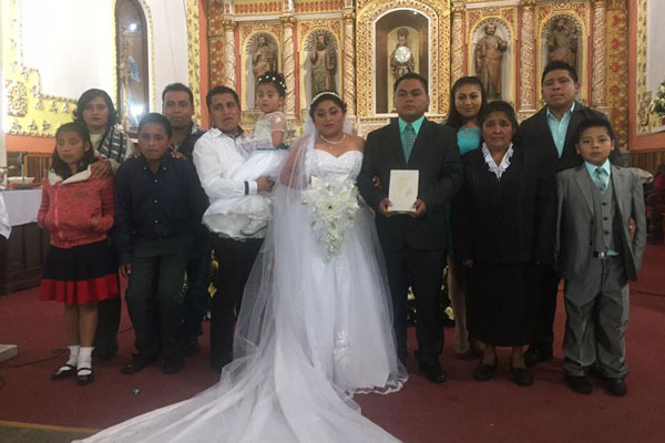 La familia acompaña a los recién casados